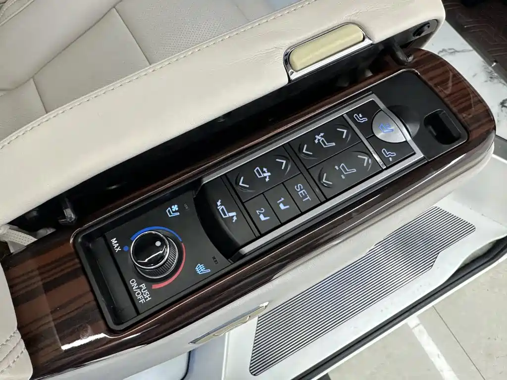 Toyota Hiace — фото 28