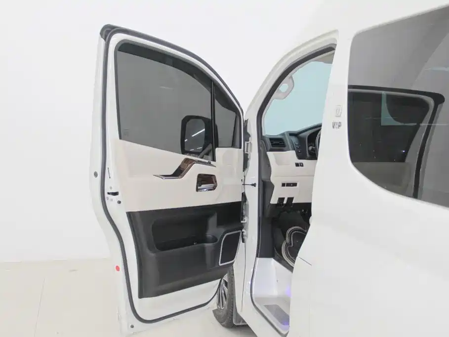 Toyota Hiace — фото 31