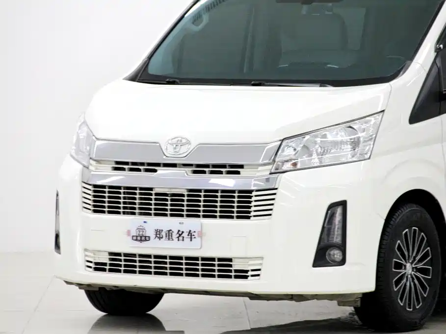 Toyota Hiace — фото 33