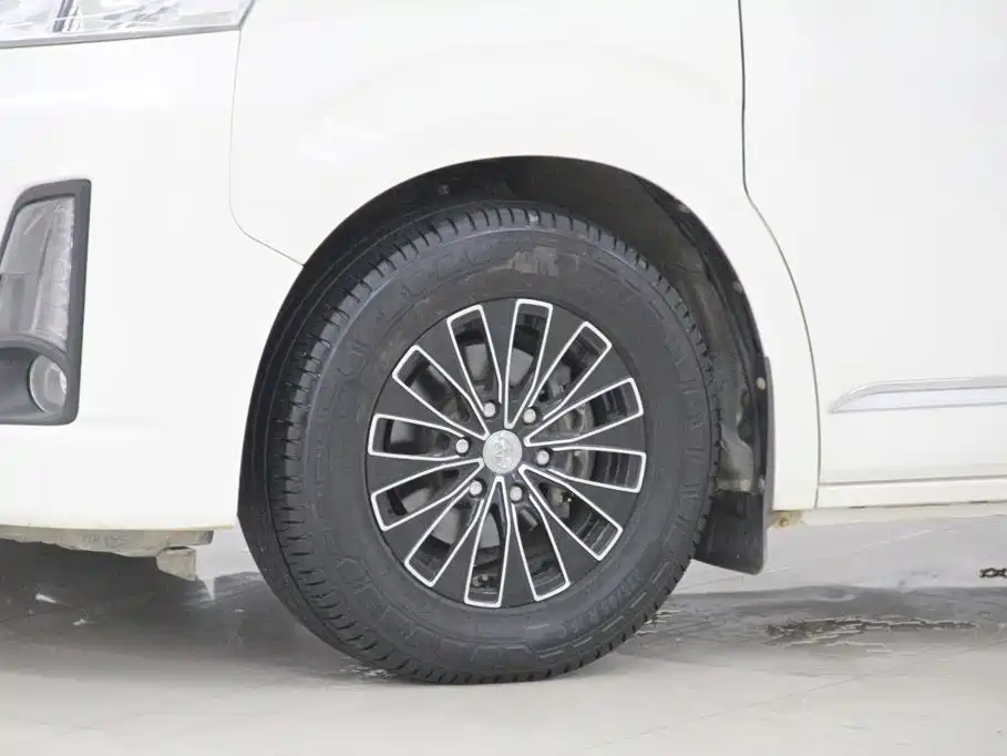 Toyota Hiace — фото 34
