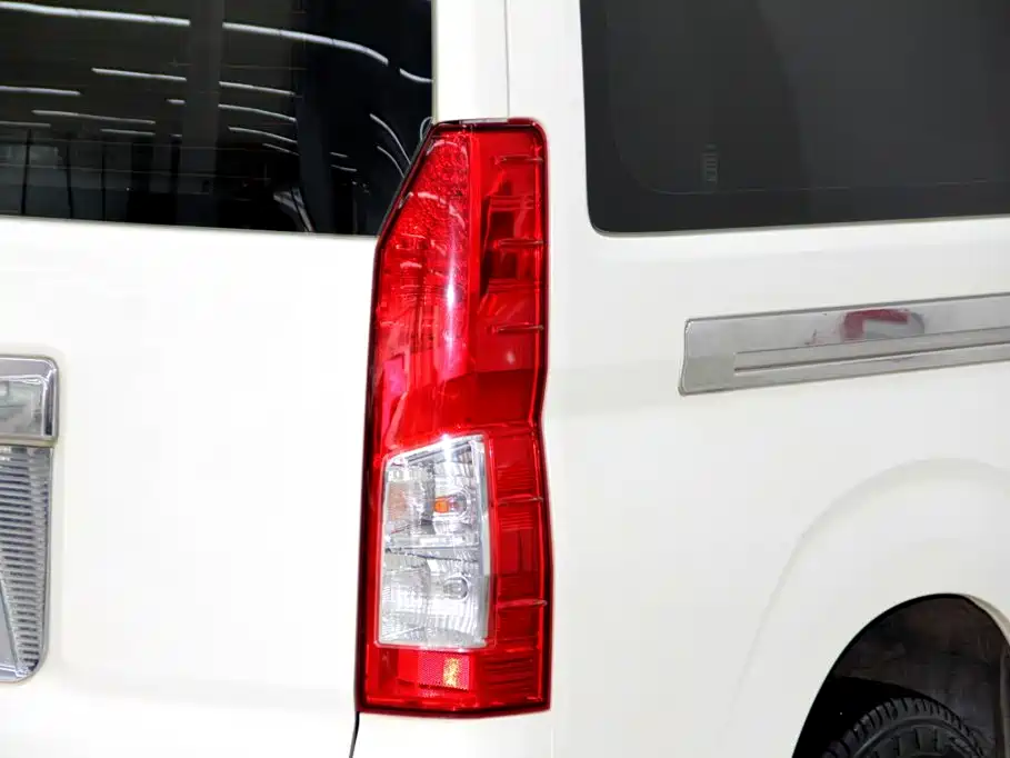 Toyota Hiace — фото 35