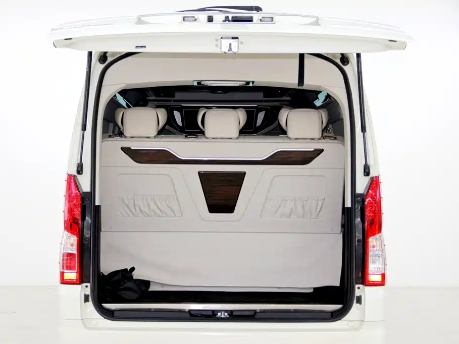 Toyota Hiace — фото 37