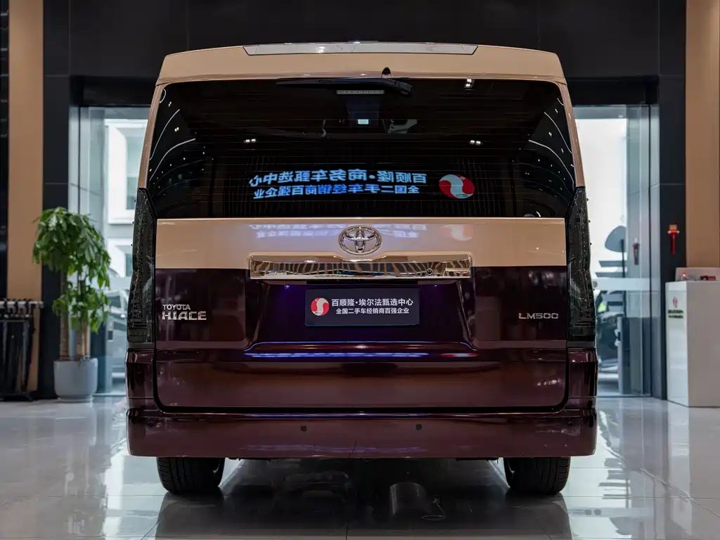 Toyota Hiace — фото 13