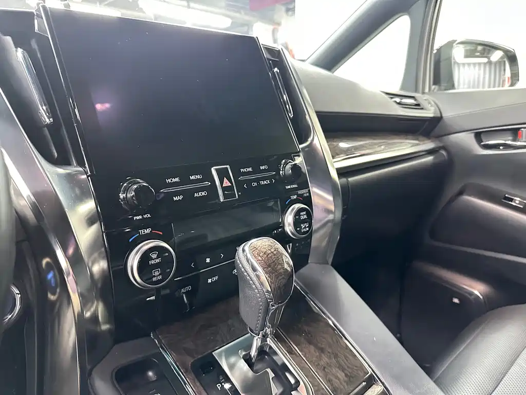 Toyota Vellfire — фото 15
