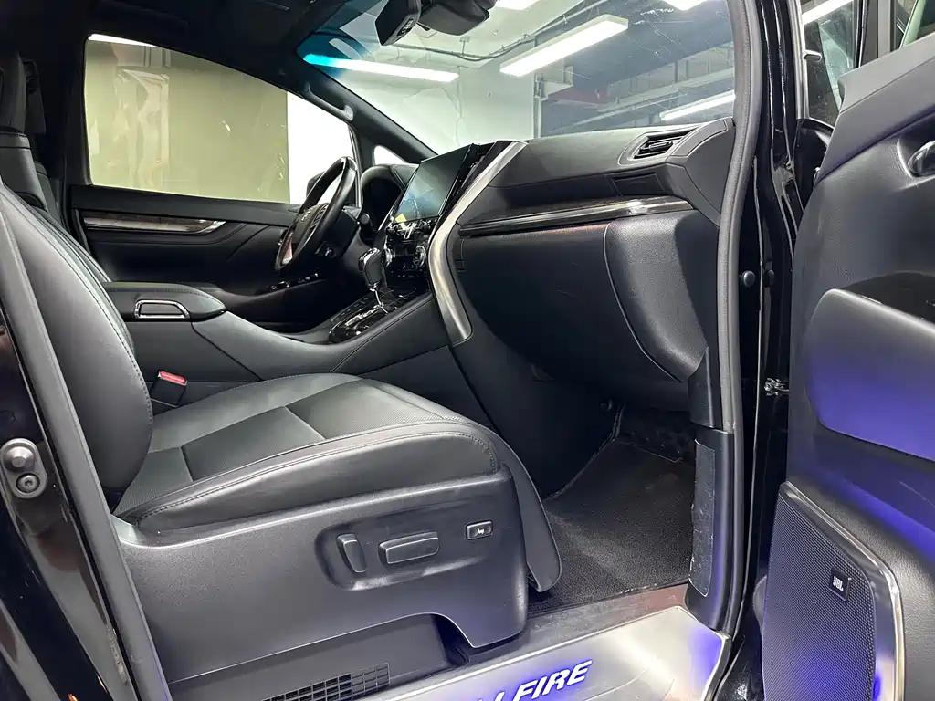 Toyota Vellfire — фото 10