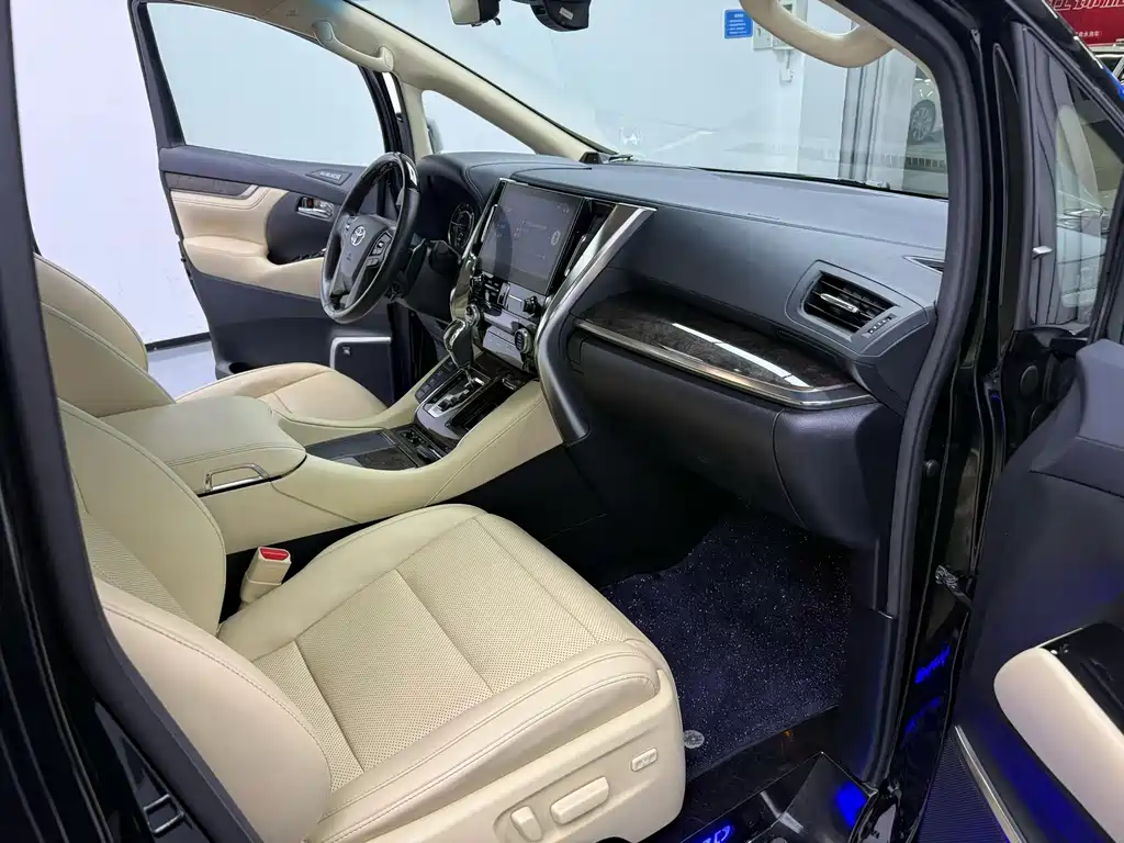 Toyota Alphard — фото 2