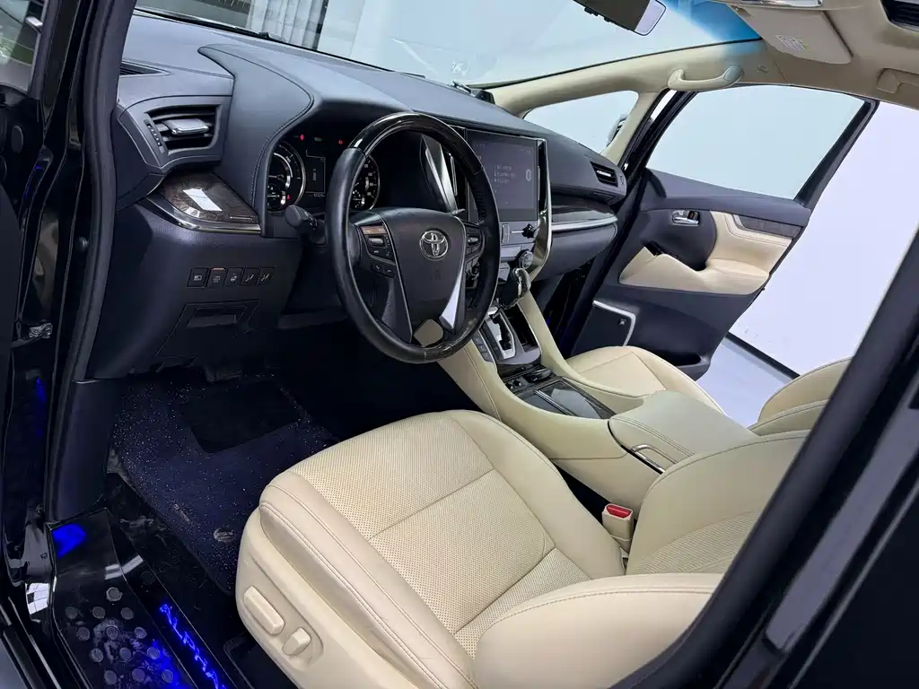 Toyota Alphard — фото 4