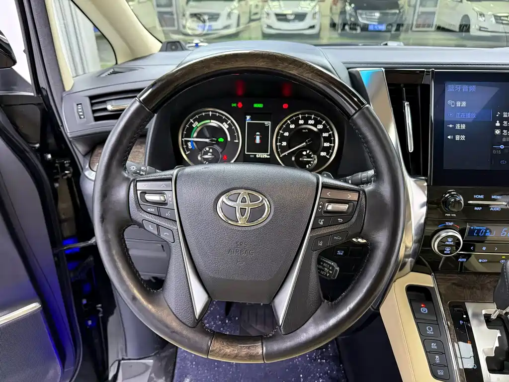 Toyota Alphard — фото 7