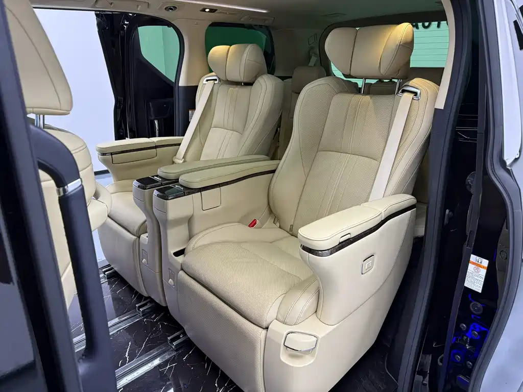 Toyota Alphard — фото 8