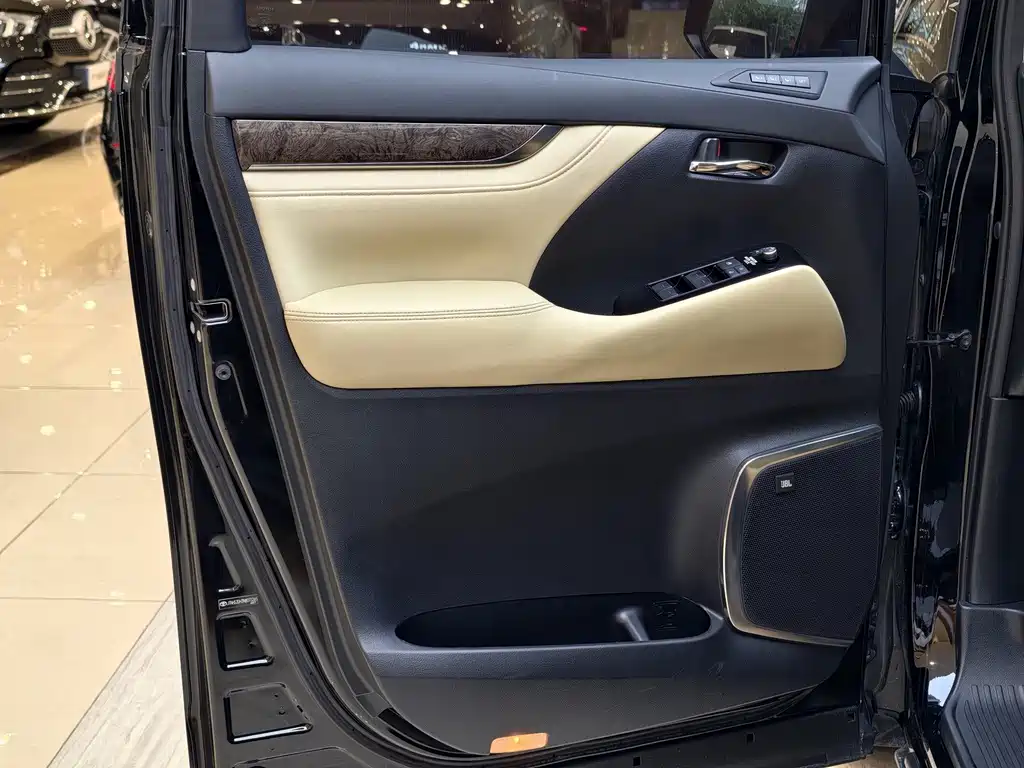 Toyota Vellfire — фото 4