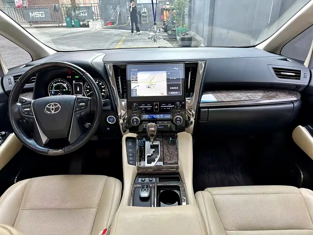 Toyota Alphard — фото 3