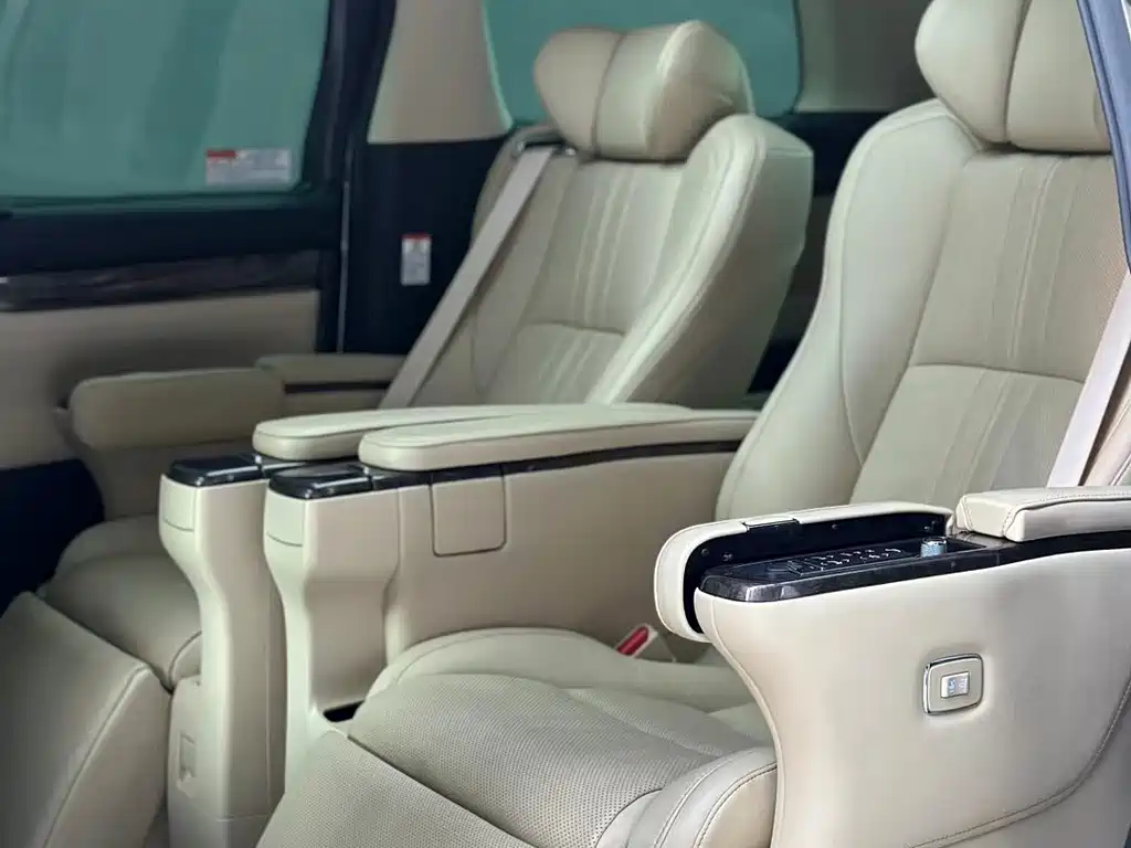 Toyota Alphard — фото 6