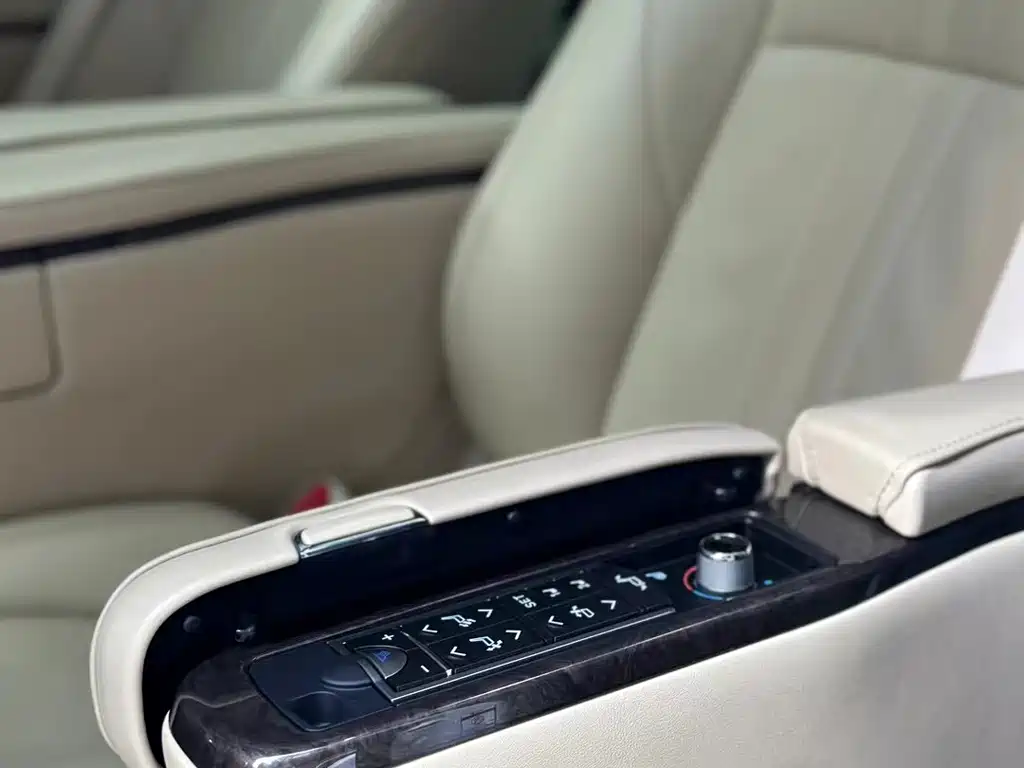 Toyota Alphard — фото 7