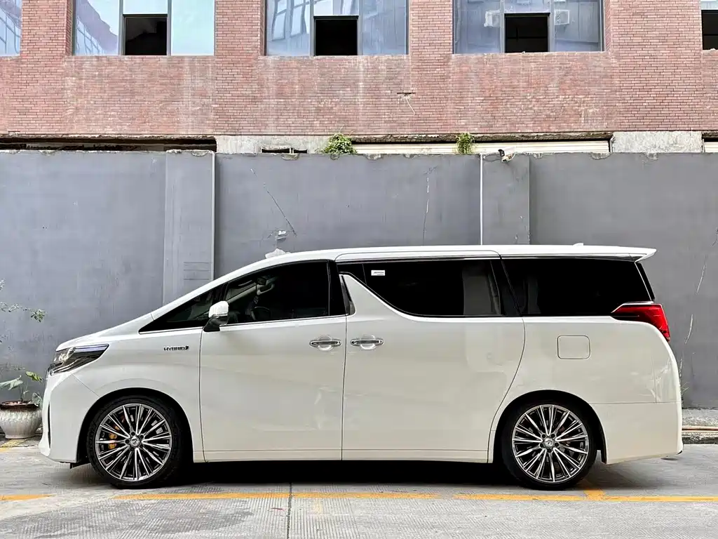 Toyota Alphard — фото 8
