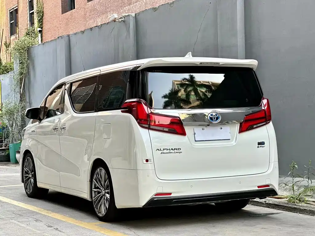Toyota Alphard — фото 9
