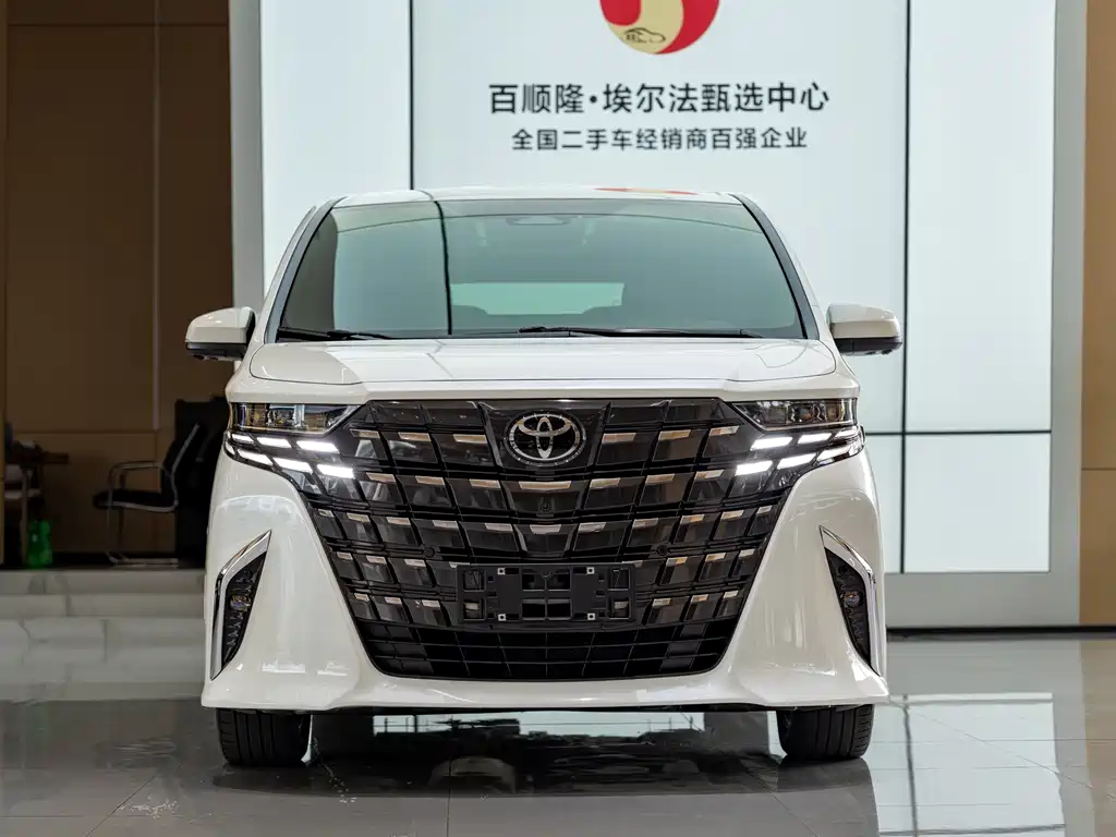 Toyota Alphard — фото 2