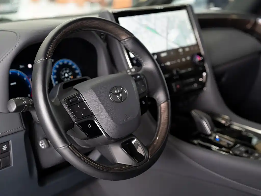Toyota Alphard — фото 4