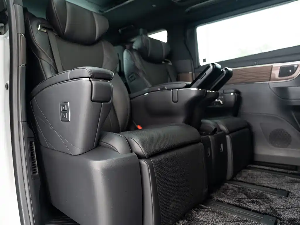 Toyota Alphard — фото 9