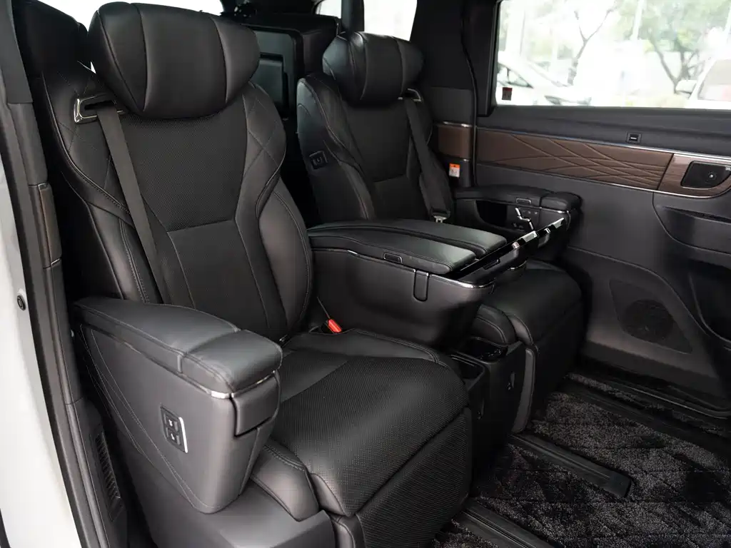 Toyota Alphard — фото 10
