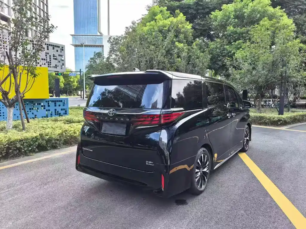 Toyota Alphard — фото 3