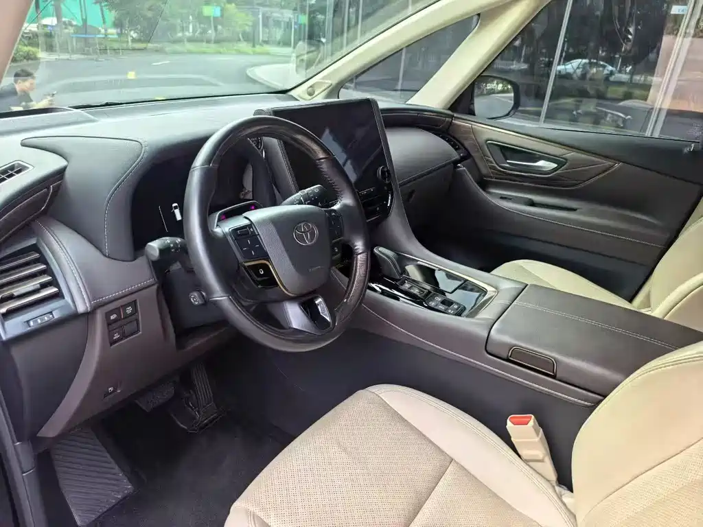 Toyota Alphard — фото 4