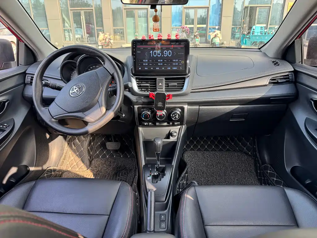 Toyota Yaris L — фото 13
