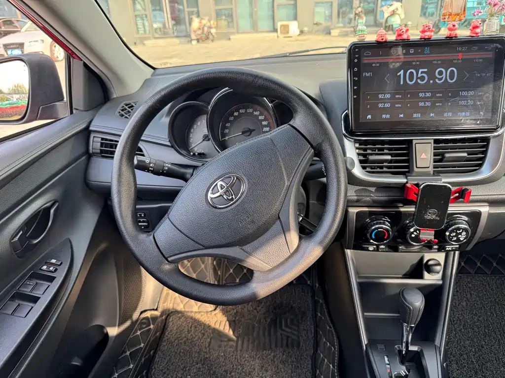 Toyota Yaris L — фото 14