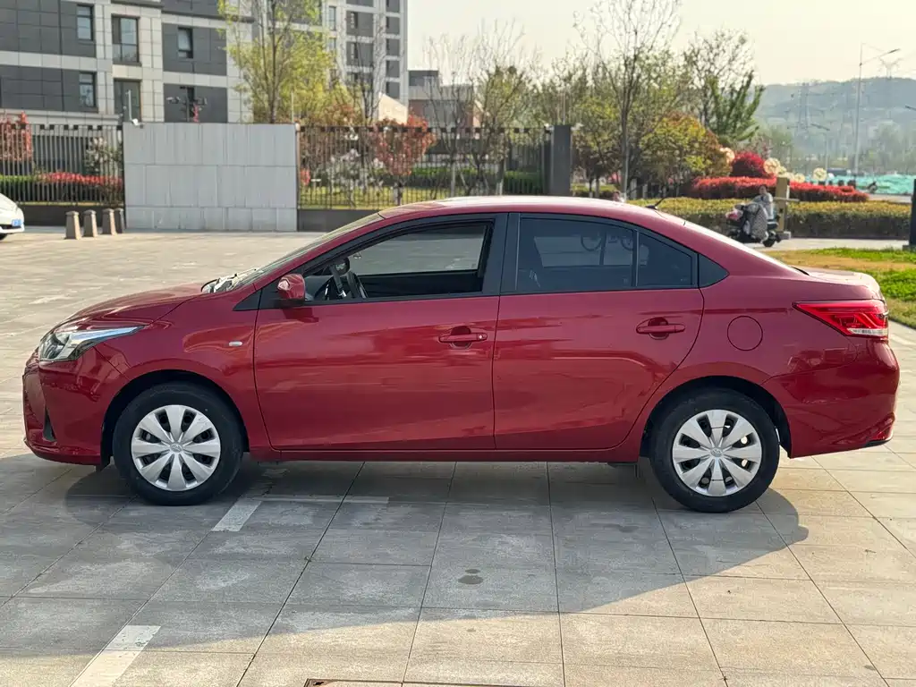 Toyota Yaris L — фото 3
