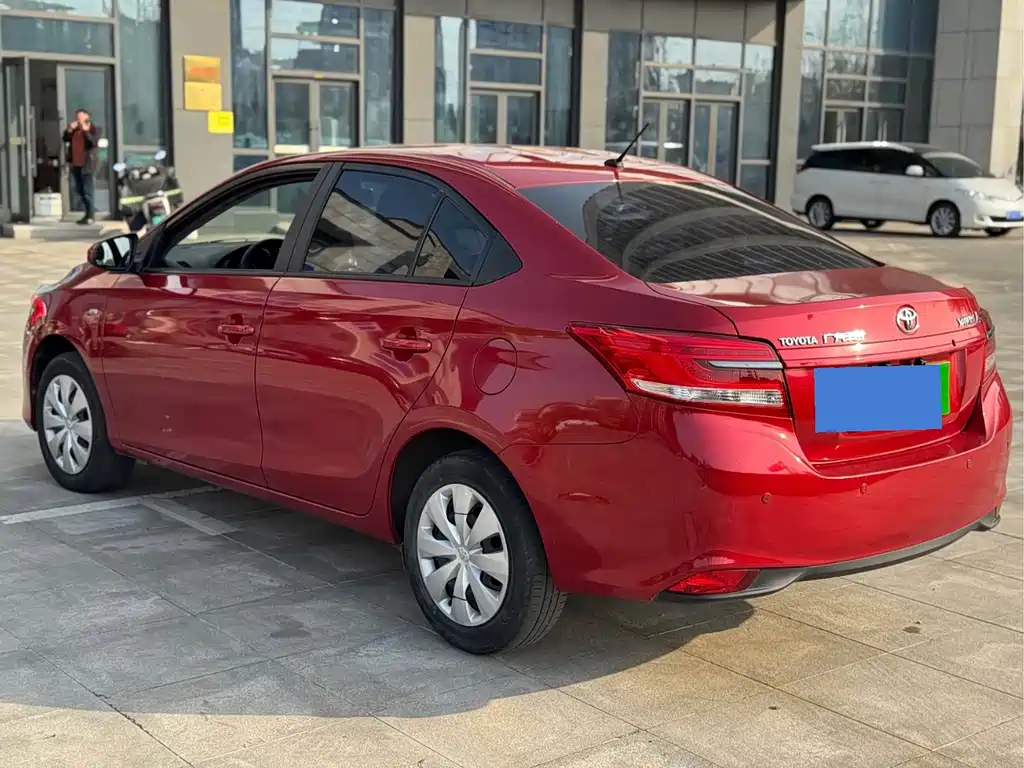 Toyota Yaris L — фото 4