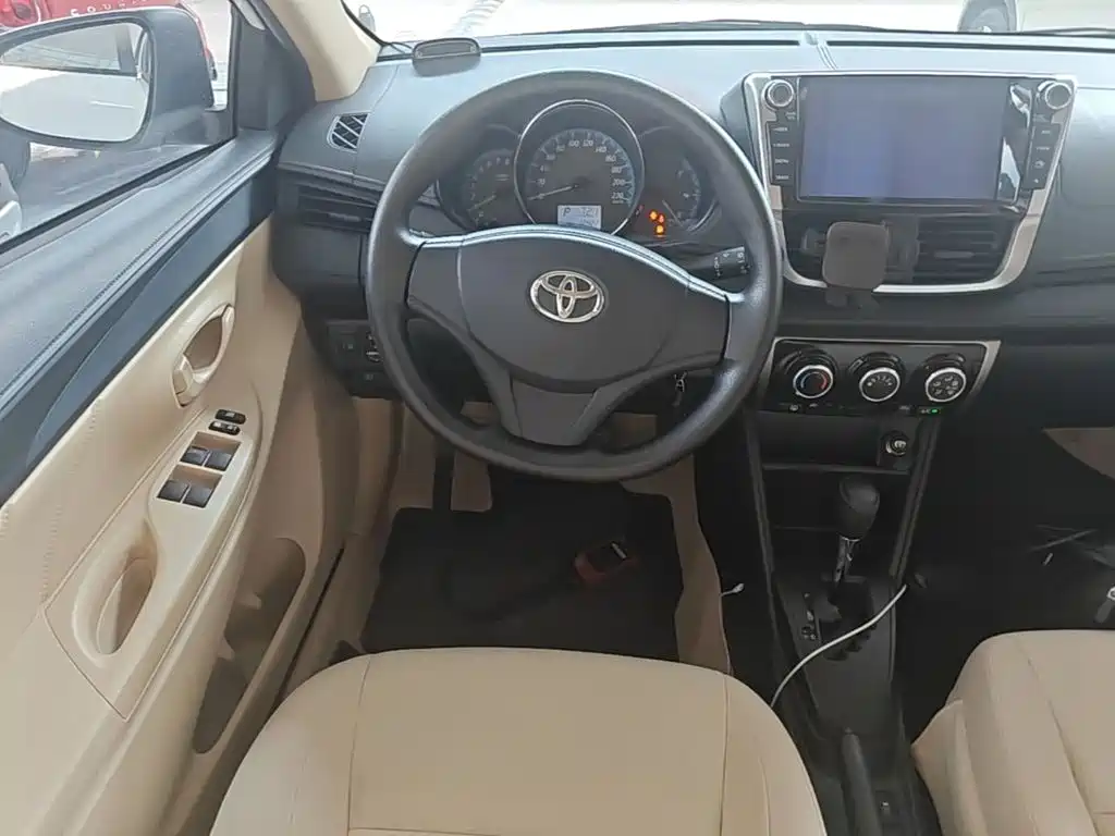 Toyota Yaris L — фото 11