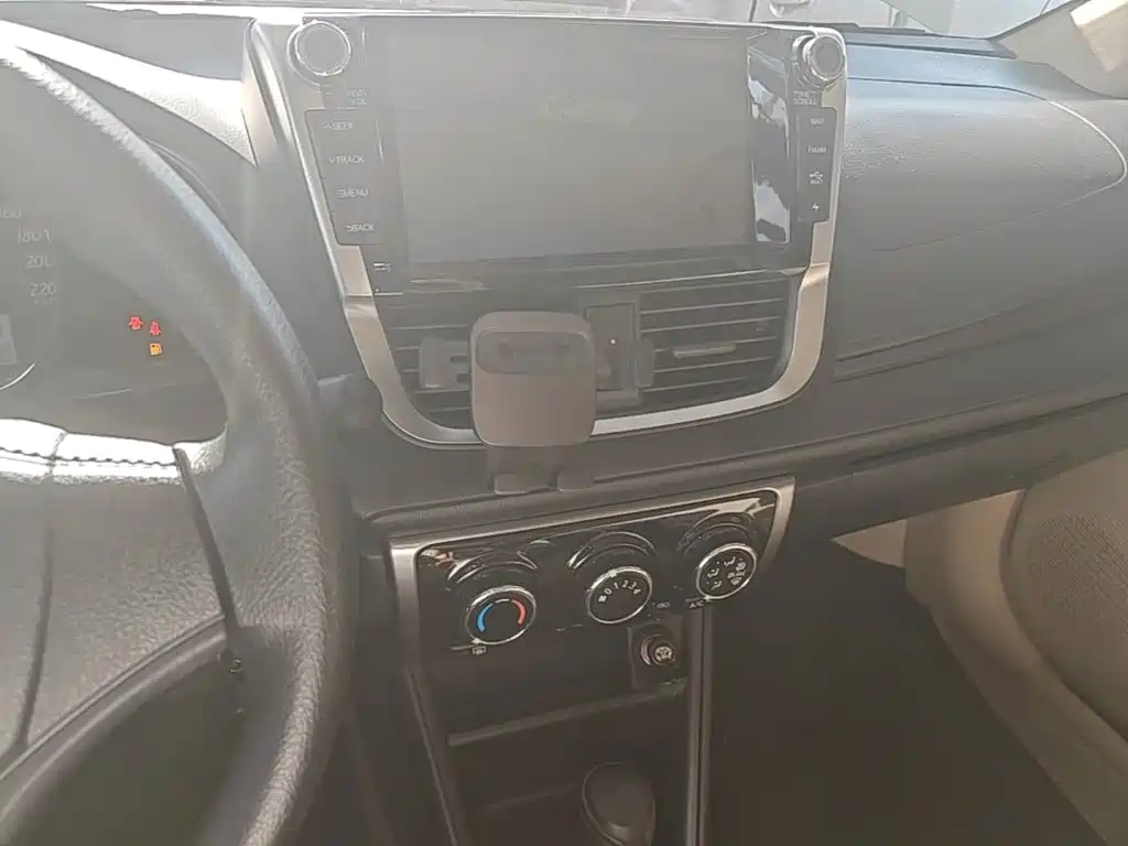 Toyota Yaris L — фото 13
