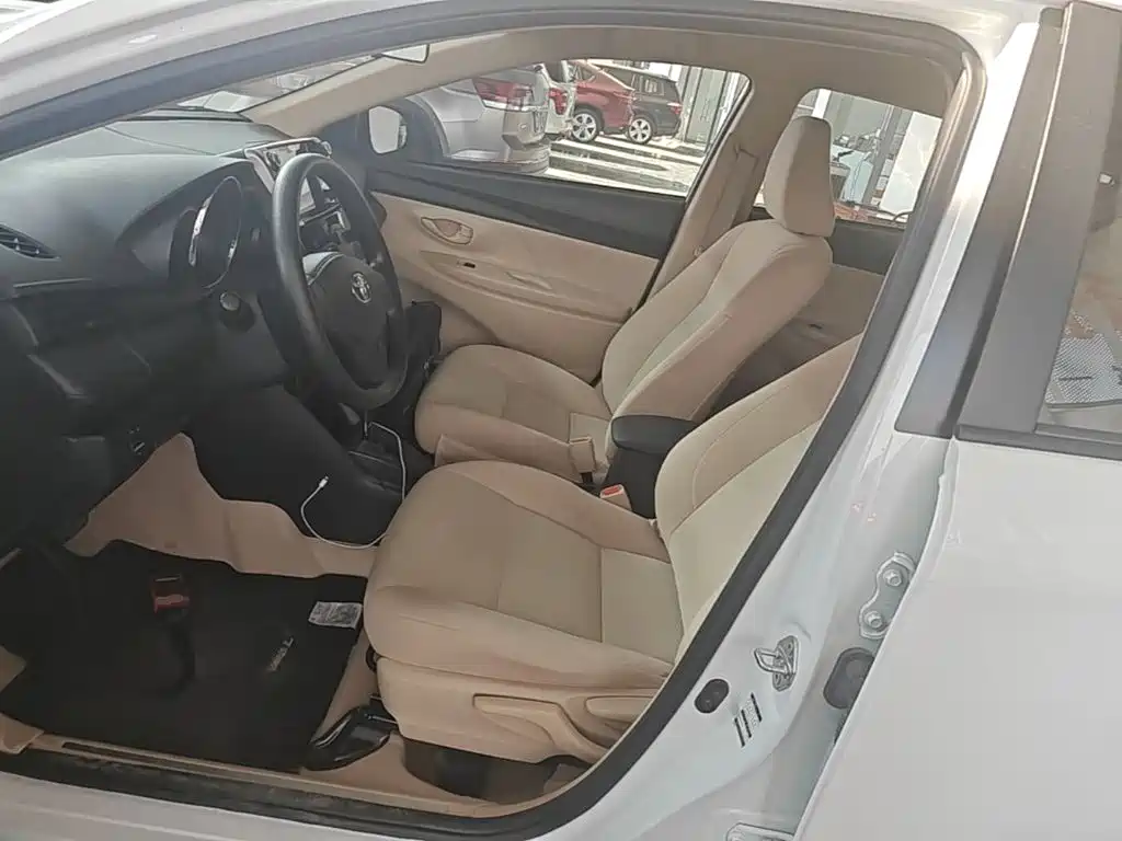 Toyota Yaris L — фото 15