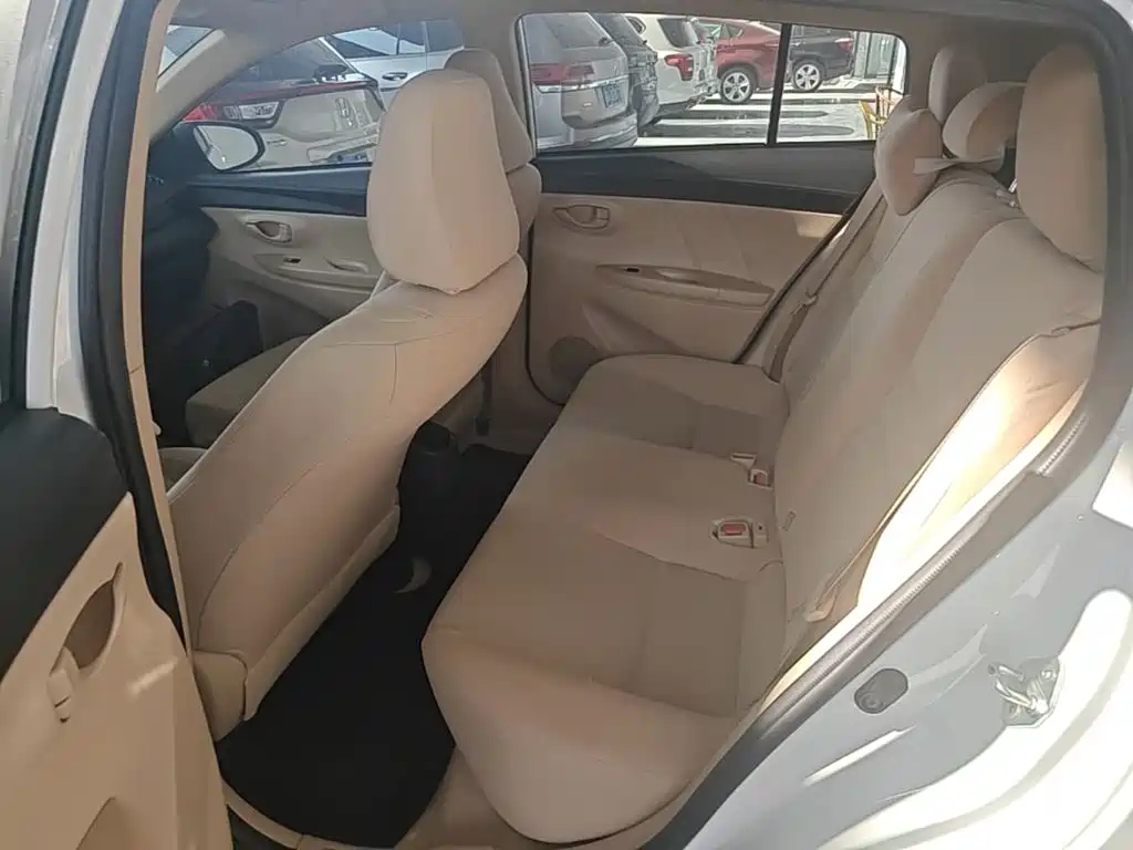 Toyota Yaris L — фото 17
