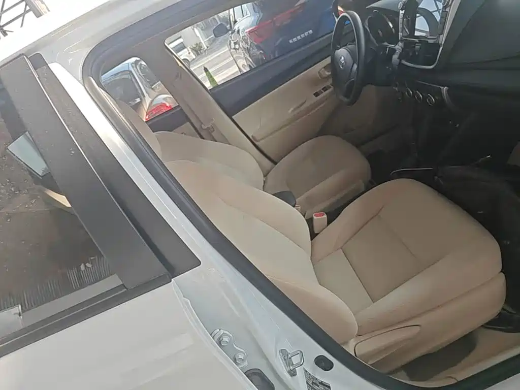 Toyota Yaris L — фото 25