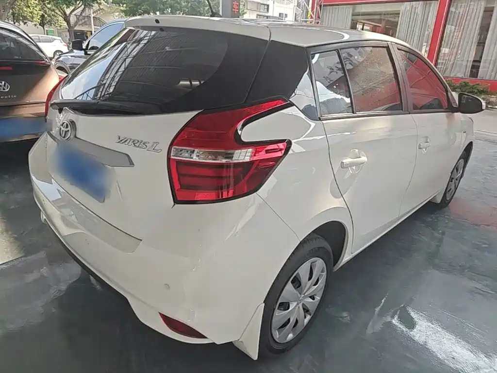Toyota Yaris L — фото 7