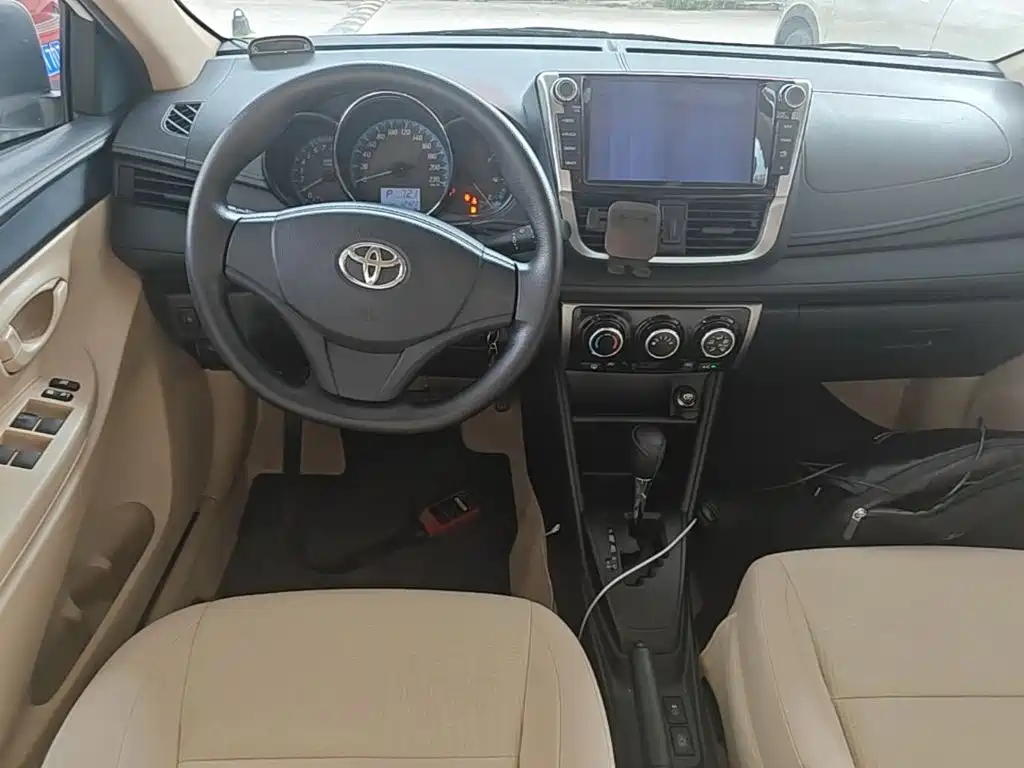 Toyota Yaris L — фото 10