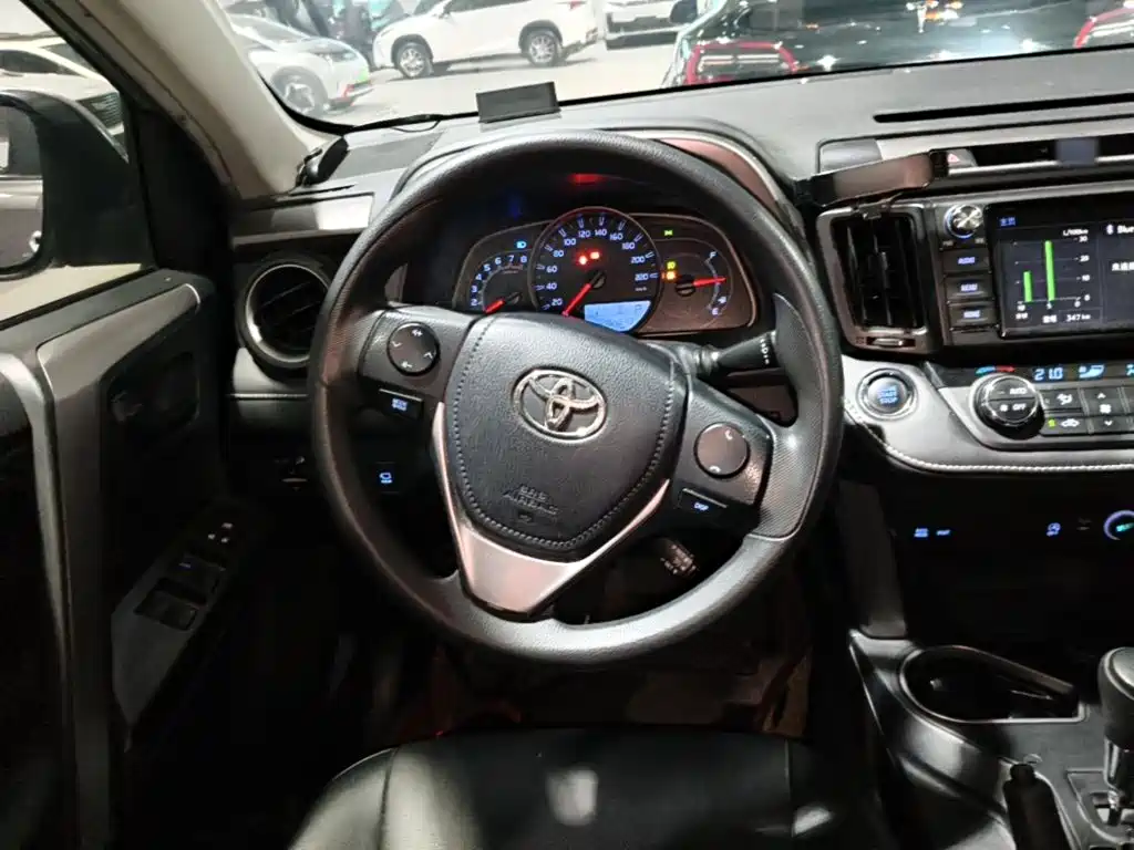 Toyota RAV4 — фото 11