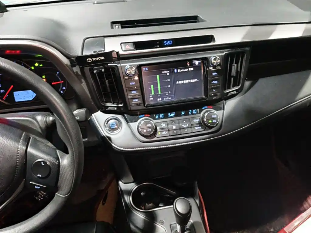 Toyota RAV4 — фото 13