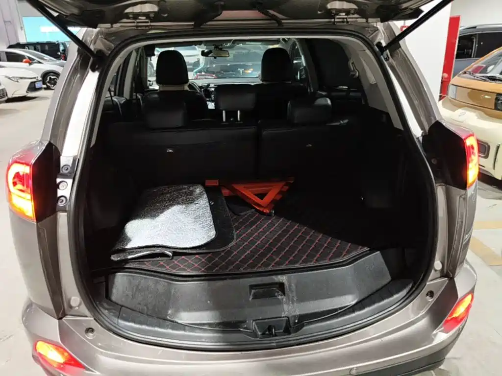 Toyota RAV4 — фото 19