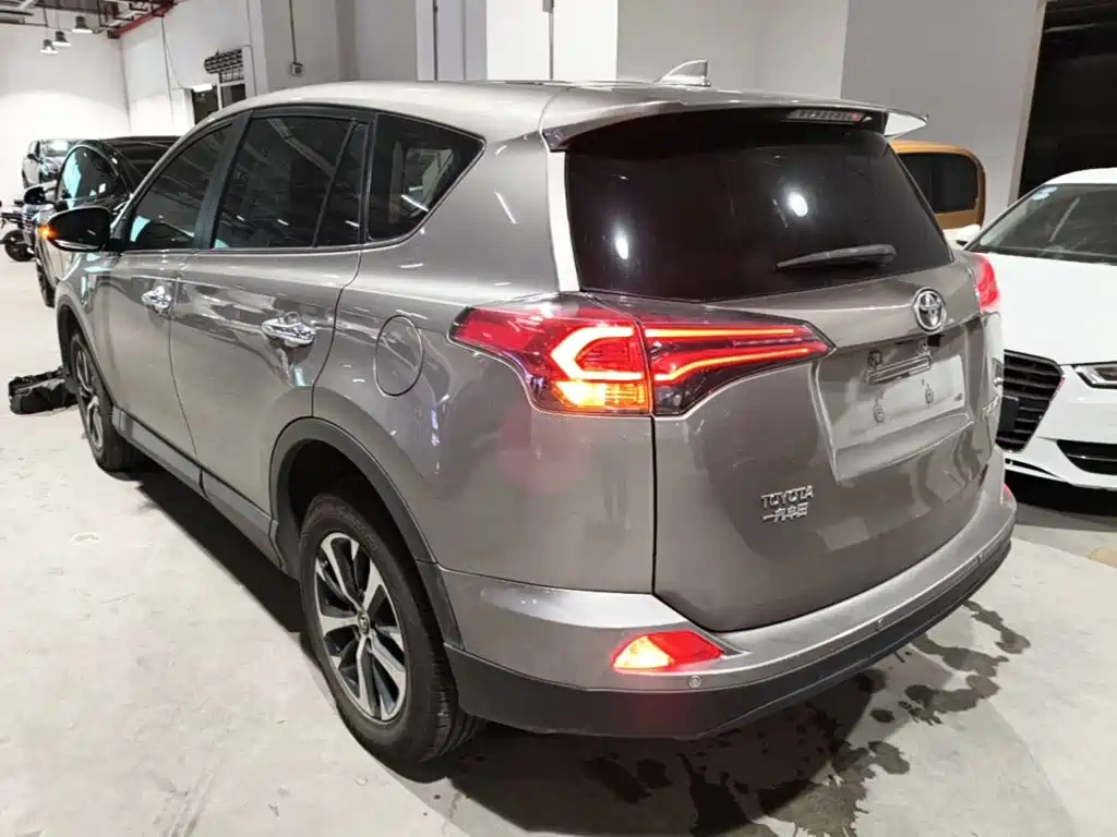 Toyota RAV4 — фото 5