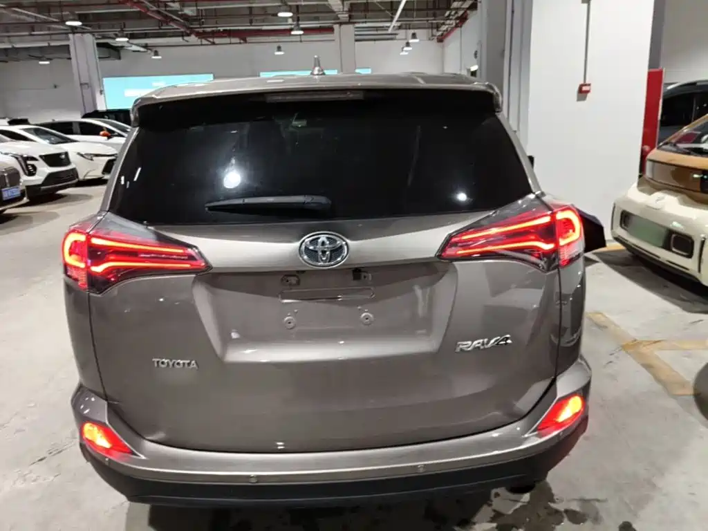 Toyota RAV4 — фото 6
