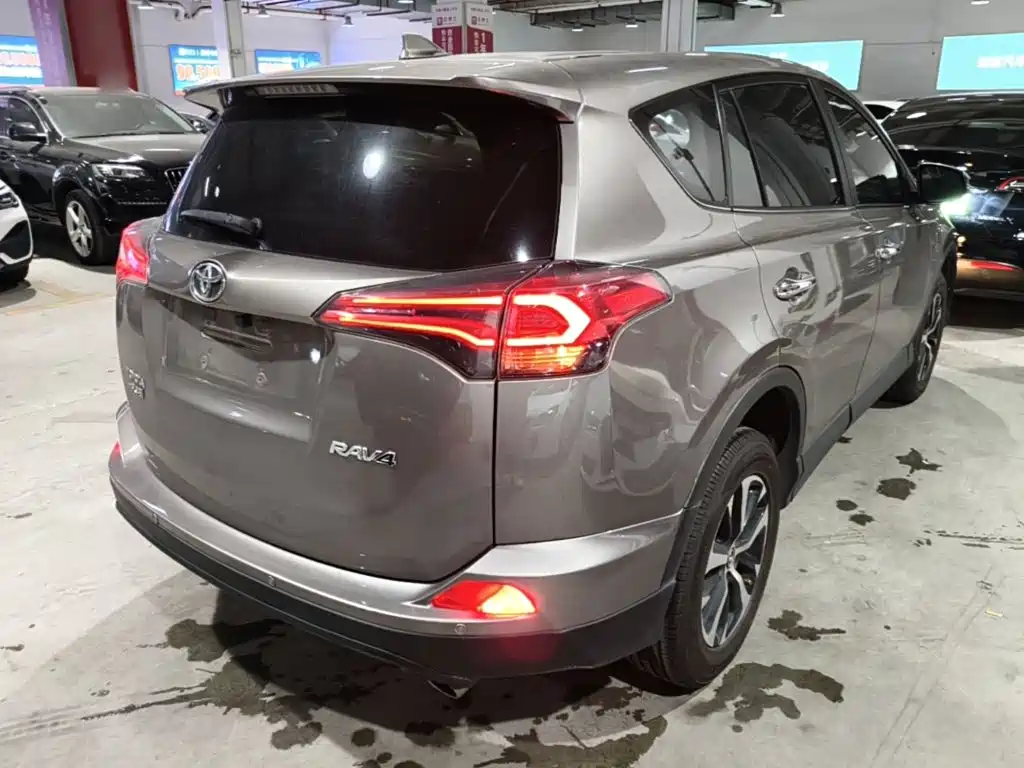 Toyota RAV4 — фото 7