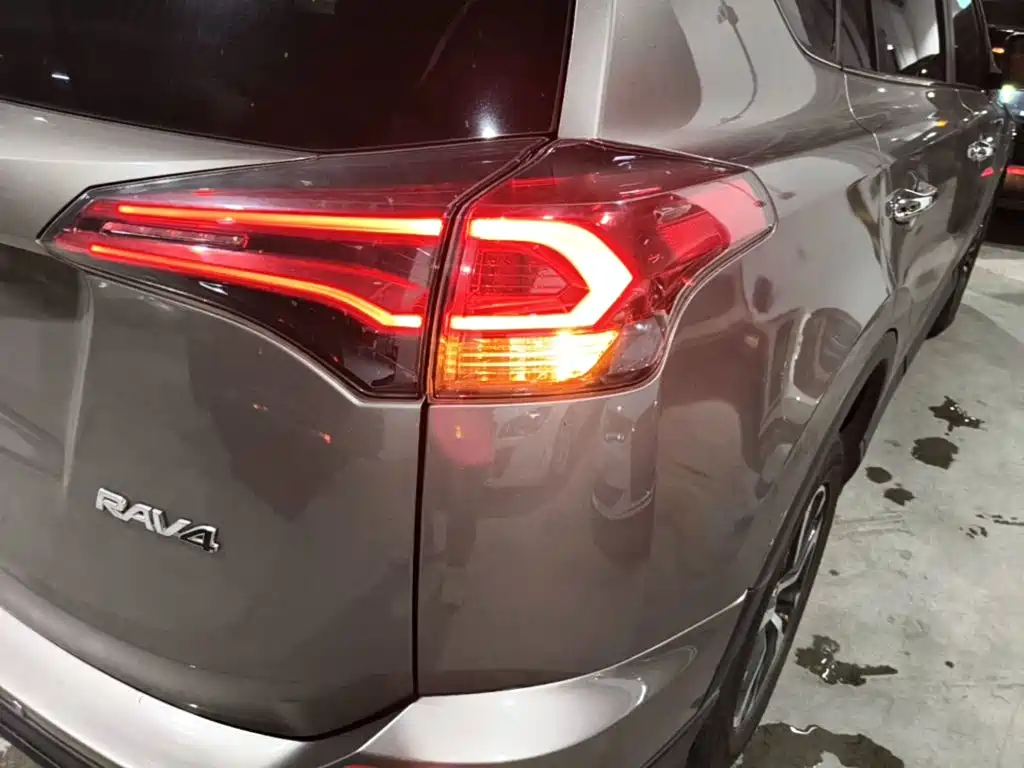 Toyota RAV4 — фото 8