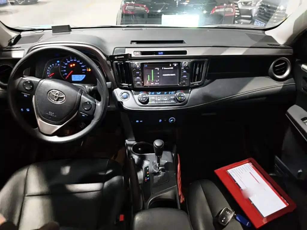 Toyota RAV4 — фото 10