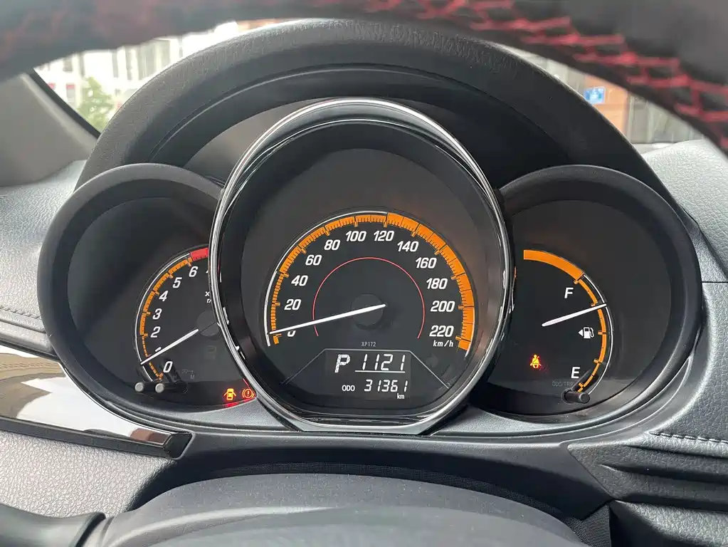 Toyota Yaris L — фото 11