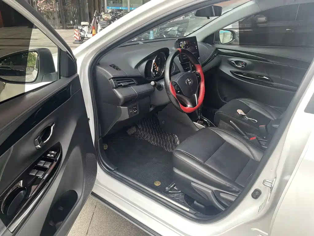 Toyota Yaris L — фото 4