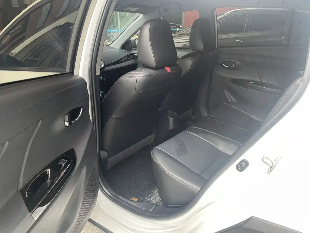Toyota Yaris L — фото 5