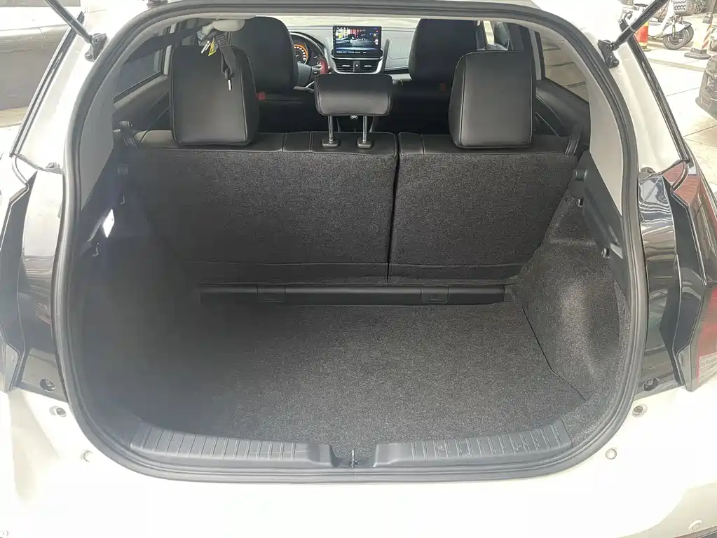 Toyota Yaris L — фото 6