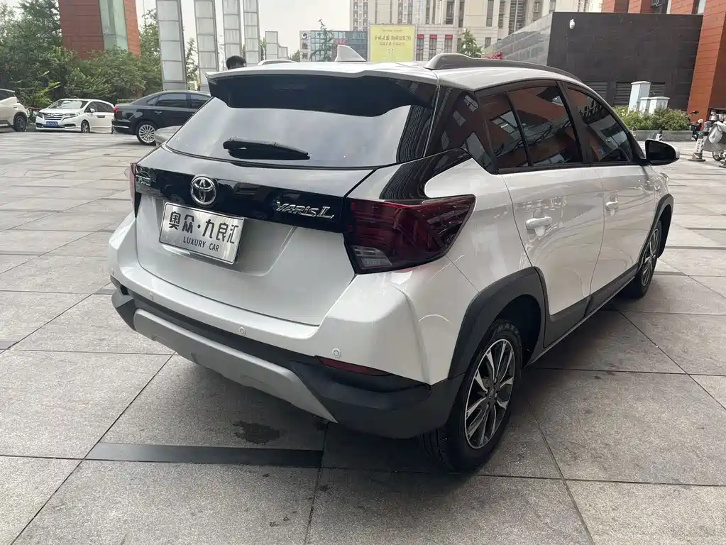 Toyota Yaris L — фото 10