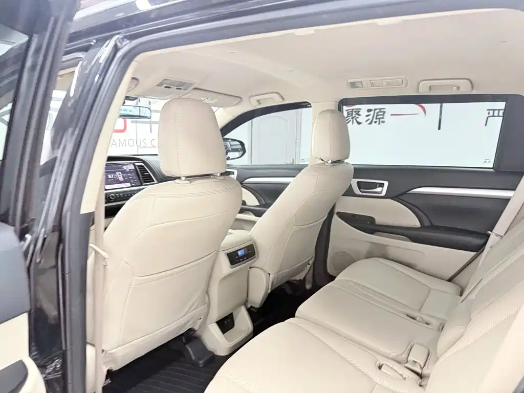 Toyota Highlander — фото 11